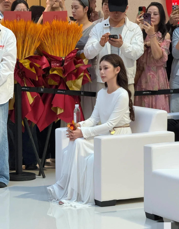 继现身带娃出行后，马筱梅公开力挺大S，称其把孩子教得极好，个性随和又明事理，暖心