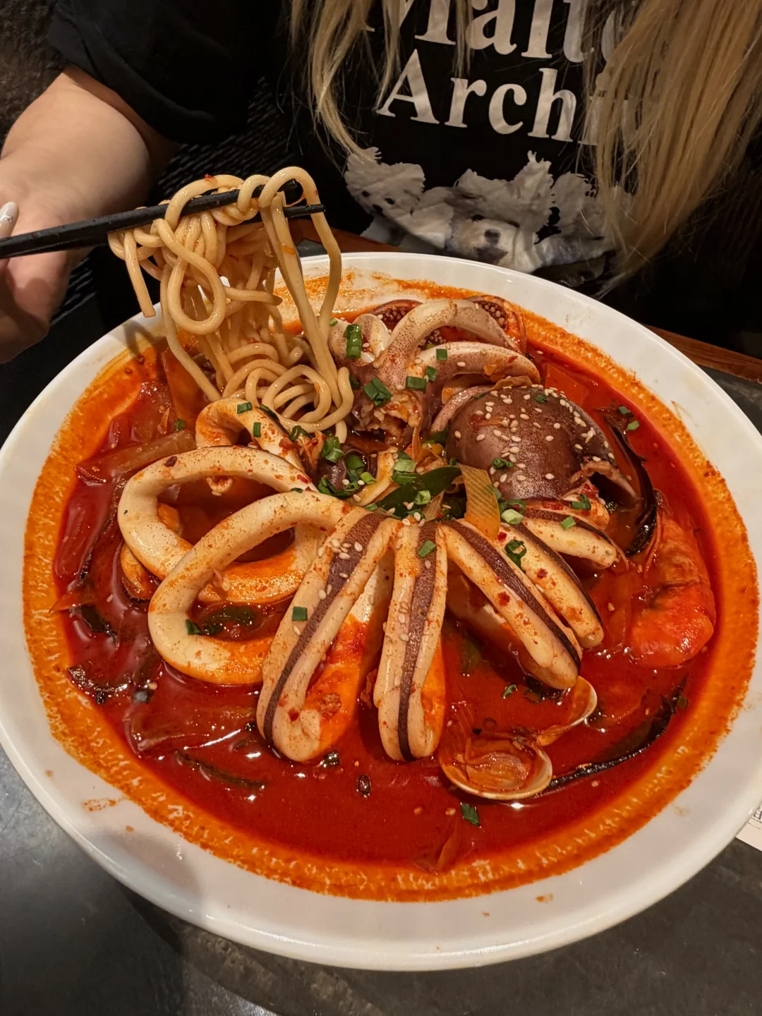 上海经常两个人来吃的……整只辣鱿鱼海鲜面！