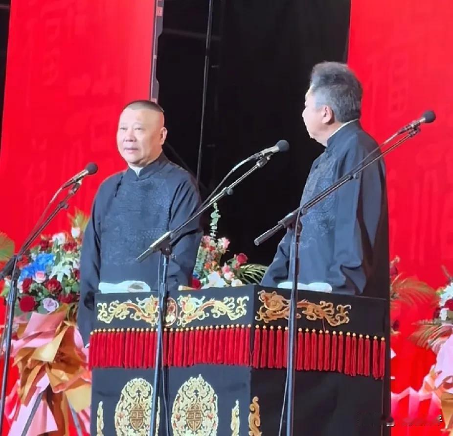 昨天郭德纲在青岛演出时，说准备在青岛开一家德云社，还说希望一切顺利。

郭德纲这