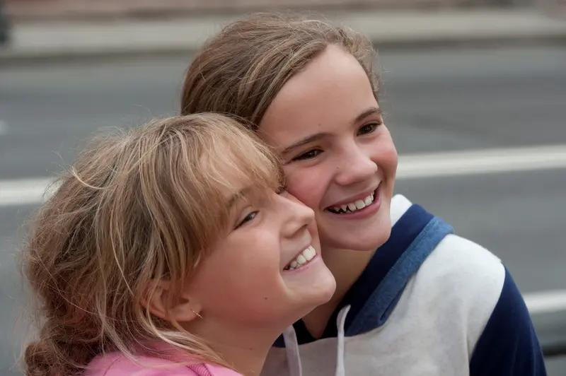 怎样看待兄弟姐妹之间的情义? 兄弟姐妹之情，是生命里独特的宝藏。它基于共同成长的