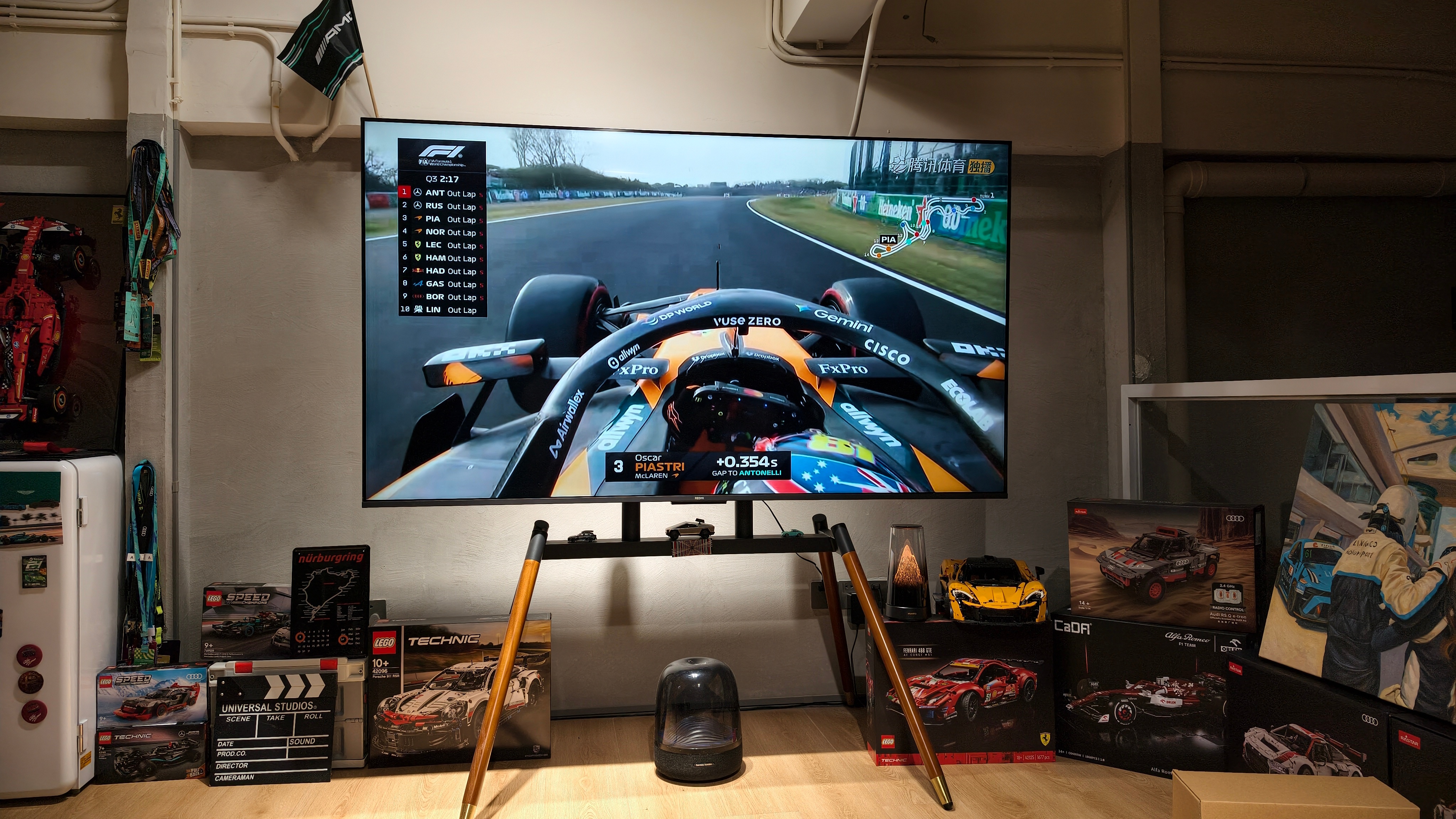 每次有f1比赛，要么就想去现场看，要么就想在自己的车库看 一杯咖啡，看着赛车飞驰