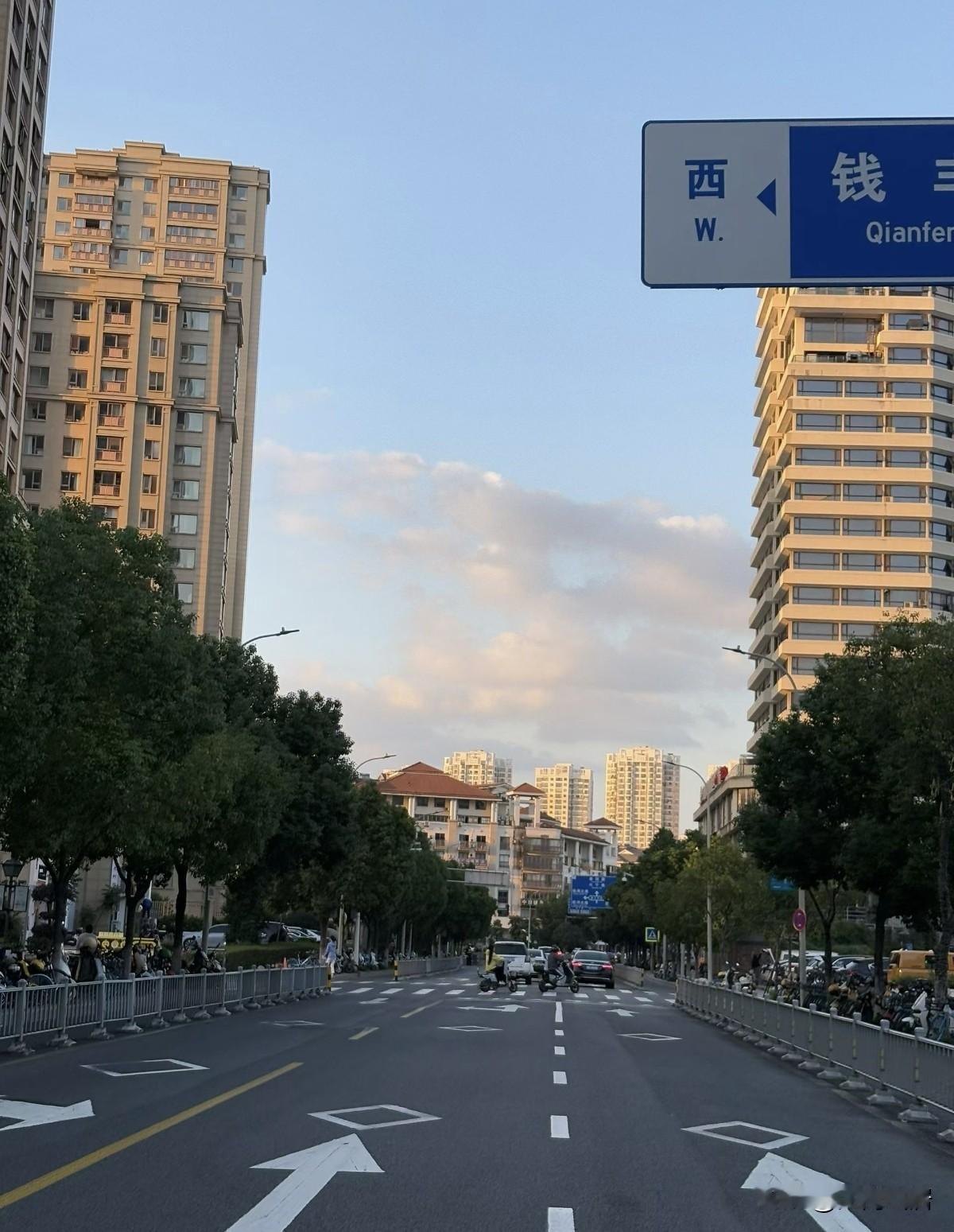 不知道其它地方多不多，反正在浙江，与十多年前相比，打麻将的，ktv唱歌的，网吧上