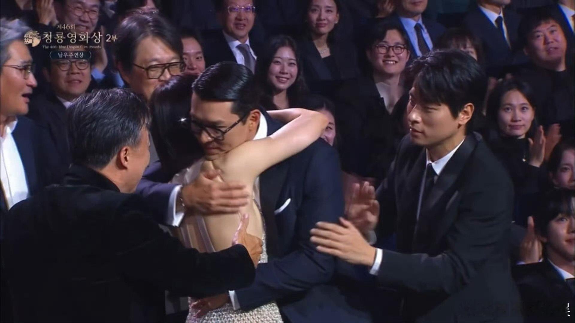 玄彬孙艺珍拥抱，两个人都笑出褶子了，这哪是明星颁奖，是小夫妻的喜事现场。 