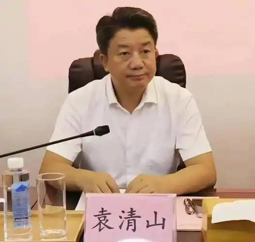 惠州的袁清山被抓了，但公道话还是要说的。有网友张口就是“看面相就不是好人”，闭口
