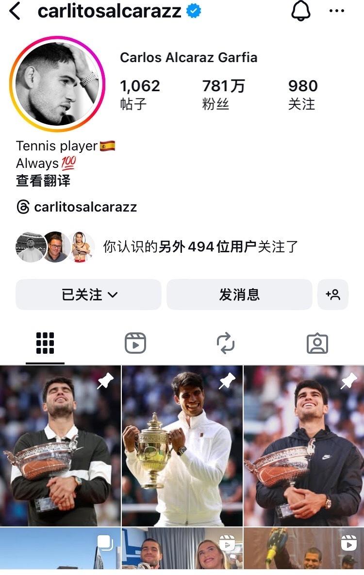谁不喜欢干净纯洁呢？大家喜欢阿卡真的是有道理的，阿卡的粉丝数足足比辛纳多了300