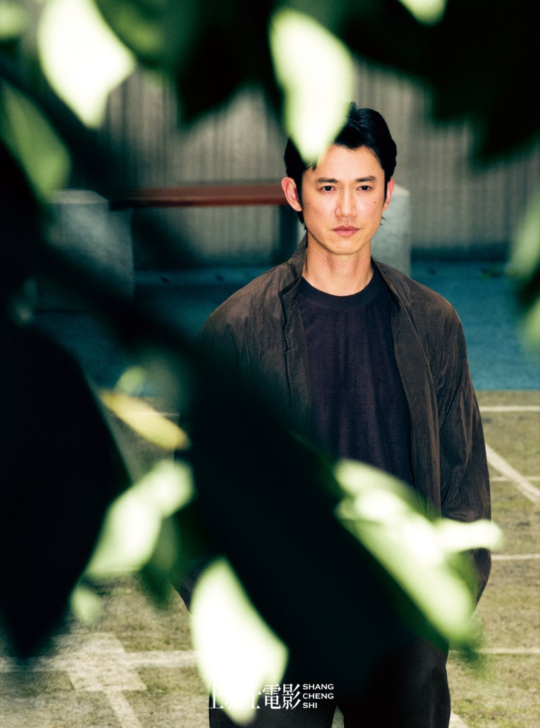 上城士电影吴慷仁封面吴慷仁的西行游记吴慷仁这组封面太戳心！重庆山城为背景，皮衣配