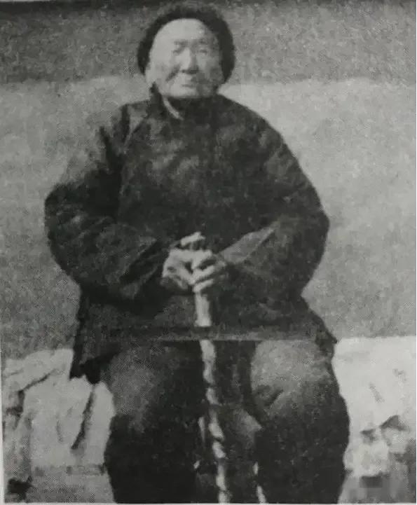 1941年，，一位老妇人竟然请汉奸的侄子吃饭。期间，她突然低声说：“大侄子，给我