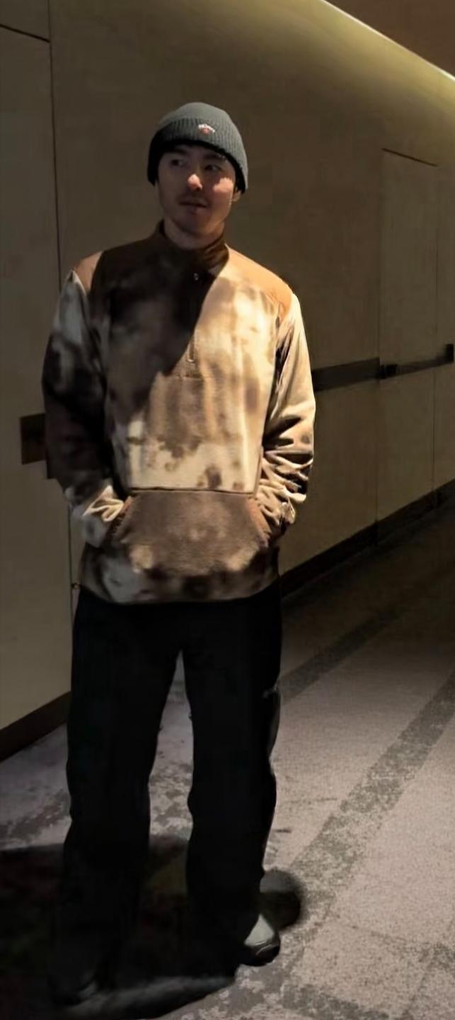 阮经天现身日本酒店泡温泉，胡子拉碴，很是沧桑，头发卷曲稀疏，穿的卫衣有些像乞丐服