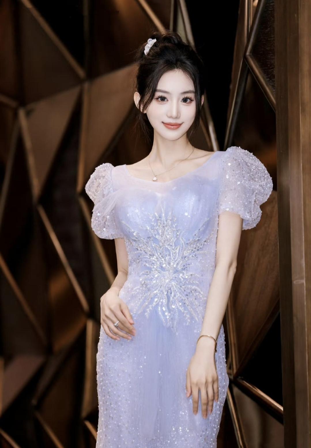 生活的风浪虽会袭来，但只要心怀坚定信念，定能扬帆远航，驶向成功彼岸。