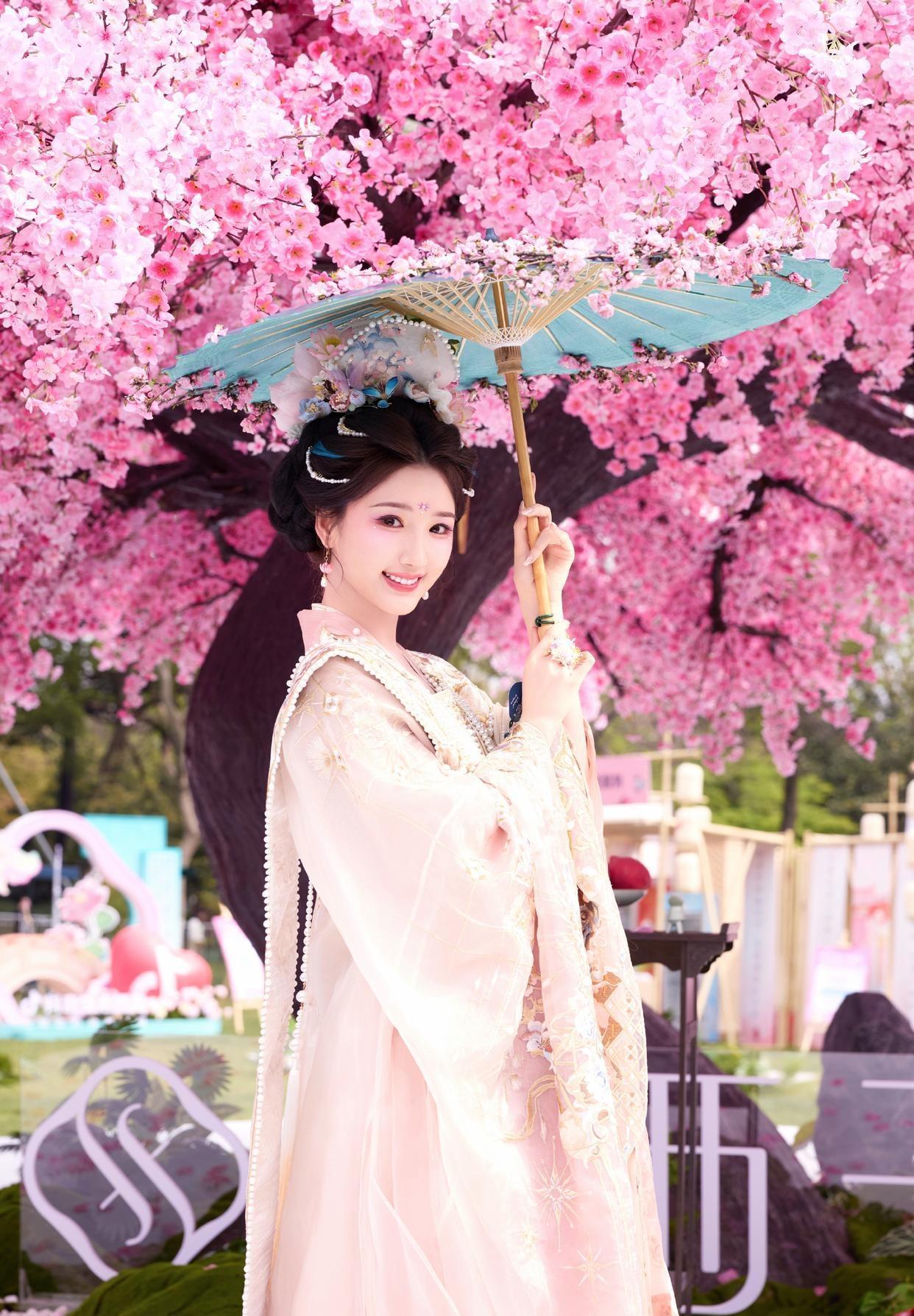 谁被毛晓彤花神妆惊艳到了？繁花点缀妆容灵动柔和，古韵美感直接拉满。 