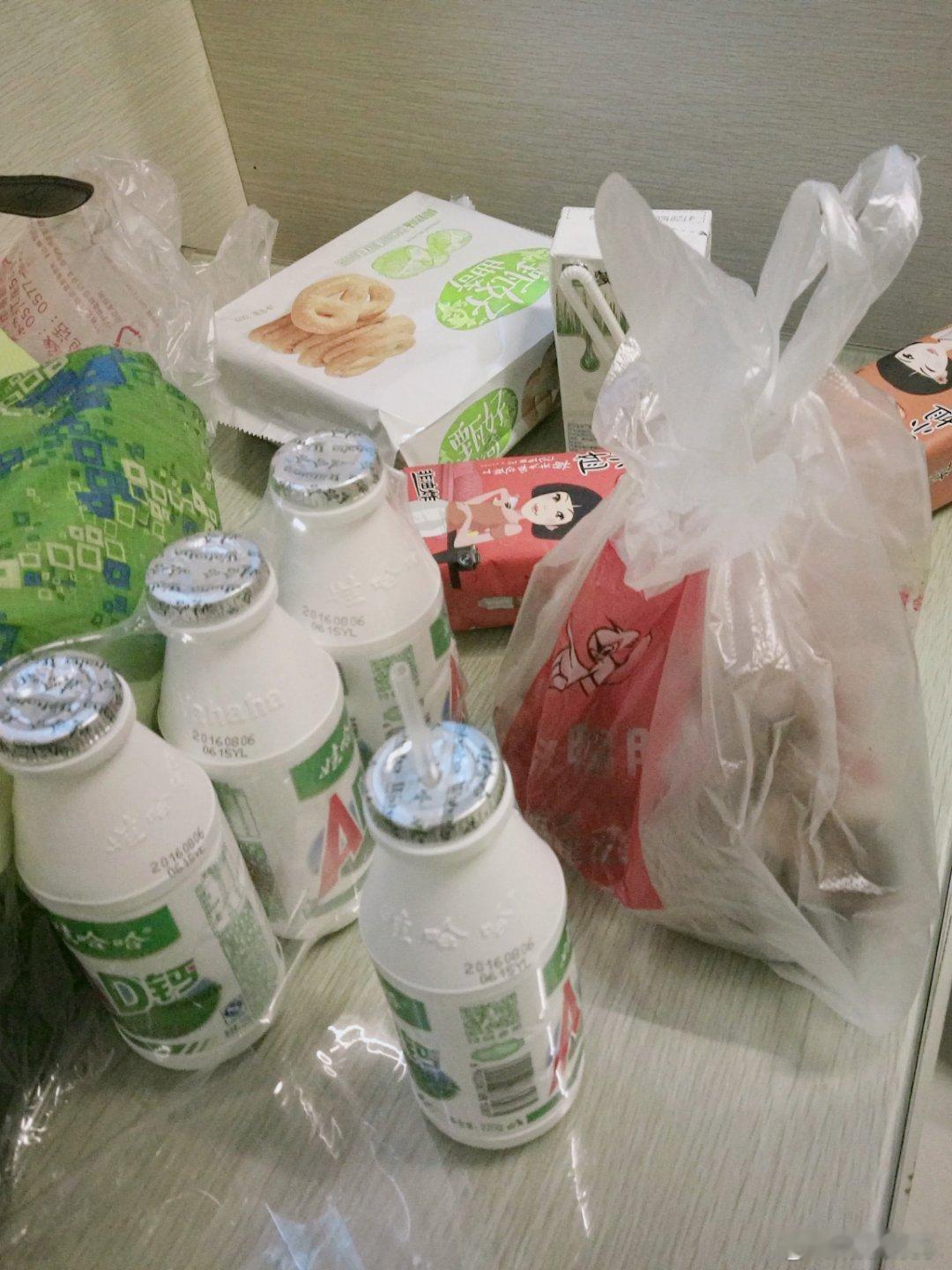 #美女吃零食也叫cityeat#说到我喜欢的零食，我平时爱吃饼干和薯片，再配上A