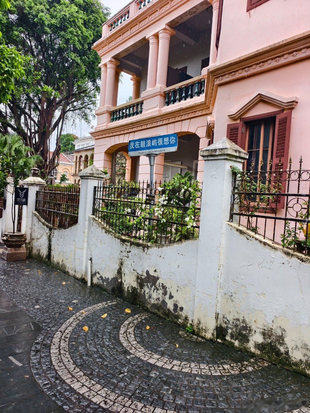 下雨，人不多。但文旅疲态确实也有。文旅一个问题就是回头客比较少，特色产品也容易复