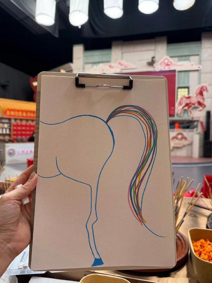 声生不息放马过来了谁懂啊！这些小马画得虽然歪歪扭扭，但 “马上发财” 的祝福我先