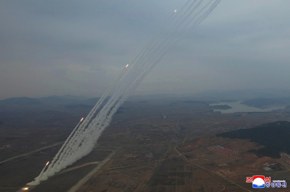 朝中社表示，3月14号发射的是600mm火箭炮，12门齐射，射程可到420公里(