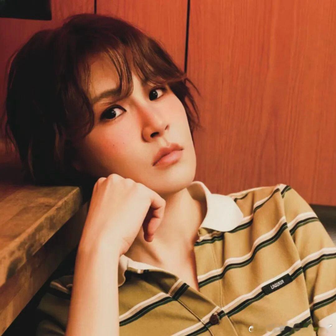 曾沛慈见到李斯丹妮秒变小迷妹原来见到偶像的时候都会变成这样，曾沛慈也不例外！台上