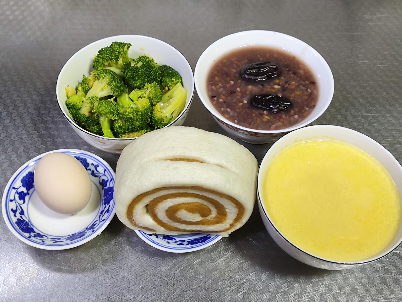 六月二日早餐，简简单单一顿家常早餐。

双色馒头配水煮蛋，一碗红枣杂粮粥、一份蒸