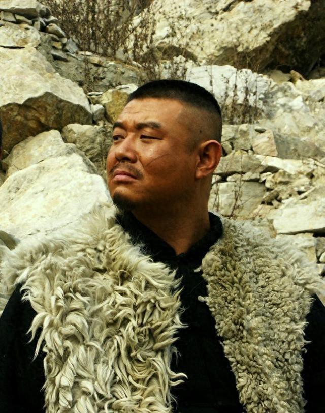 韩复榘审问张黑脸：为匪多年劫财积累不少，为何却沦落到靠卖豆饼为生？
1921年深