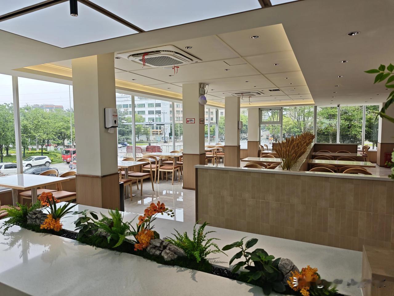 干餐饮危害最大，3大趋势！
第一，达人探店
现在但凡有请达人探店的，有几个把成本