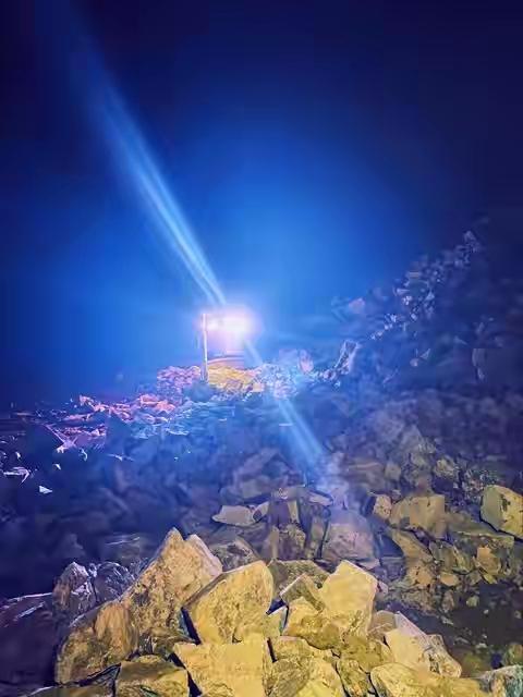 央视曝光违规户外事件，接近一百五十人组团夜爬处于封禁状态的山峰，大批人员闯入危险