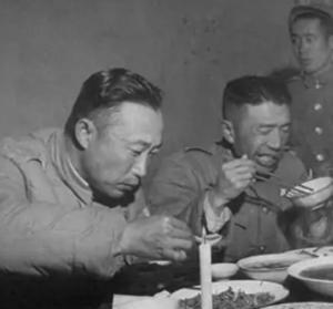 1952年，残军师长李国辉来到曼谷，看到李弥夫妇在这里挥霍无度，就连给服务生的小