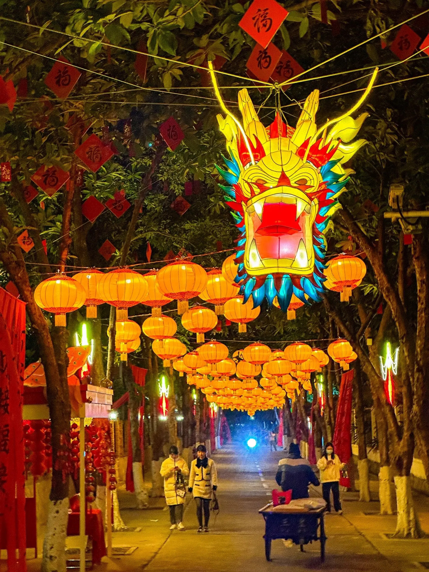 福建年味  厦门年味 在厦门，有这样一条街，每当春节临近，它就化身为年味的海洋，