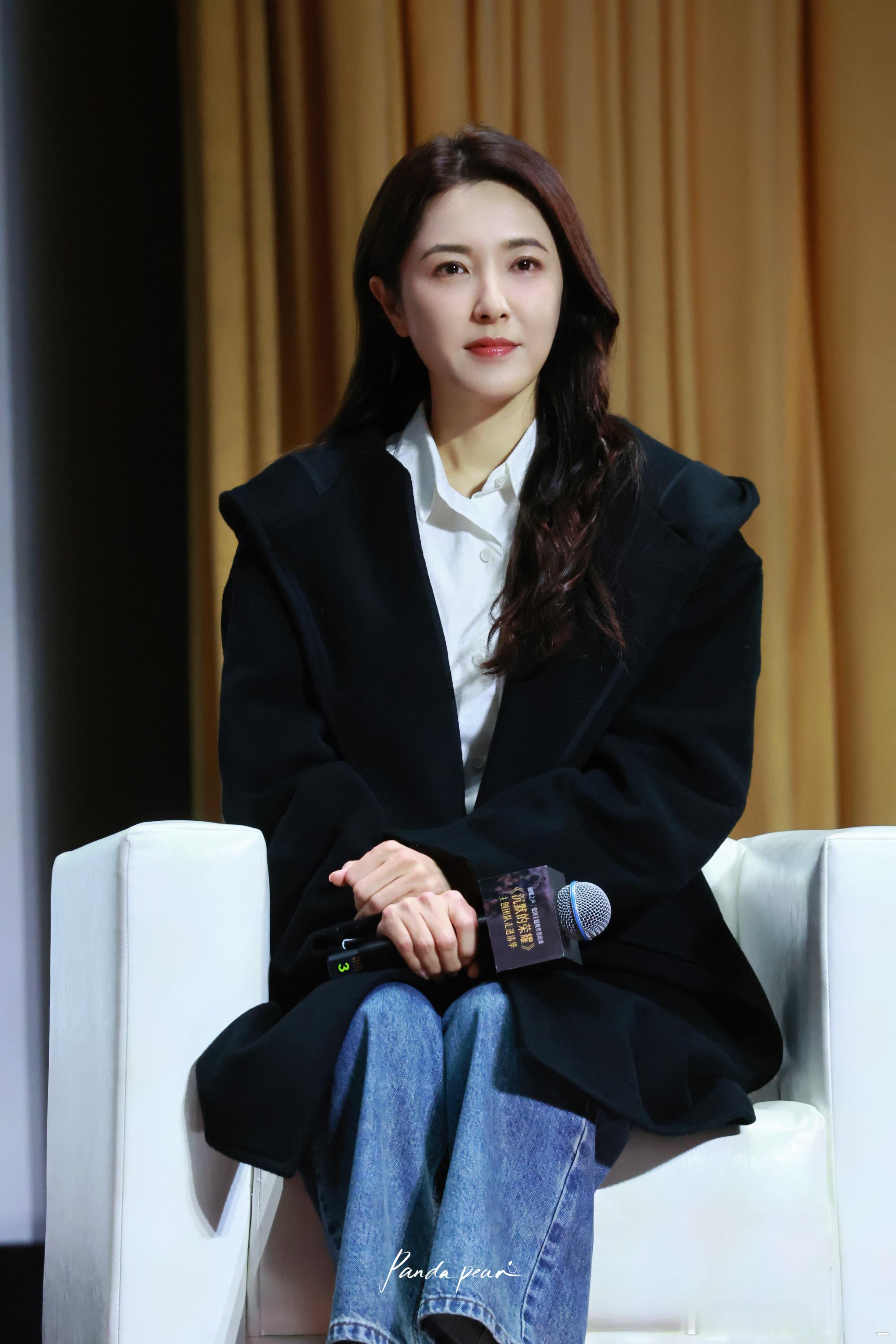 家人们谁懂啊！曾黎这造型就是我心中的体制内姐姐，低马尾显精神，金丝眼镜添知性，基