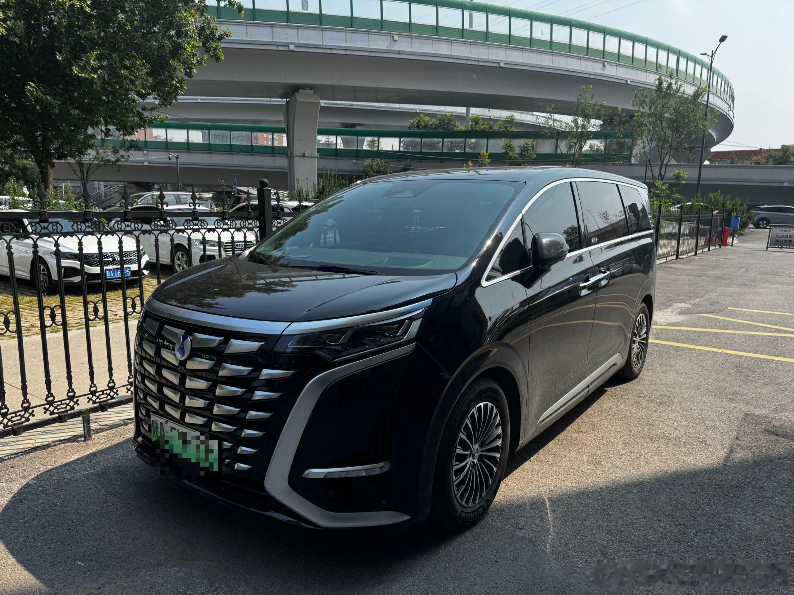 最新车源：​腾势D9 970四驱尊荣型2023年8月上户 10万公里 一手车后排
