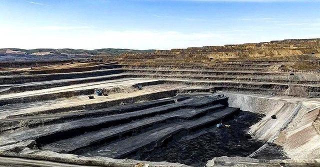 刚刷到个大消息，那个8000多亿市值的煤炭巨头中国神华，一晚上发了88个公告，把