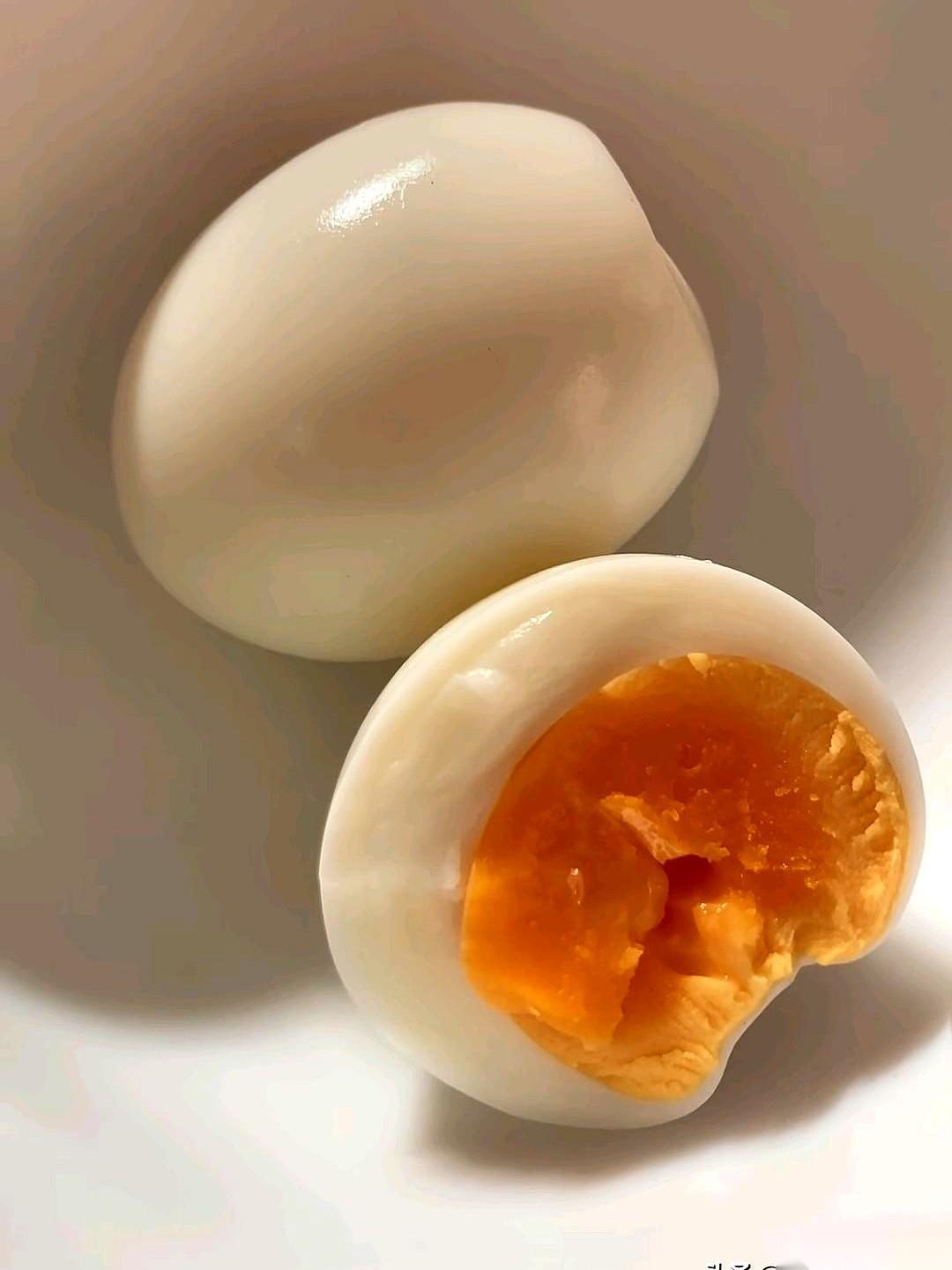 同事把第二个水煮蛋，在我面前“咚”地一下磕在桌上。
那清脆的一声，办公室里所有敲
