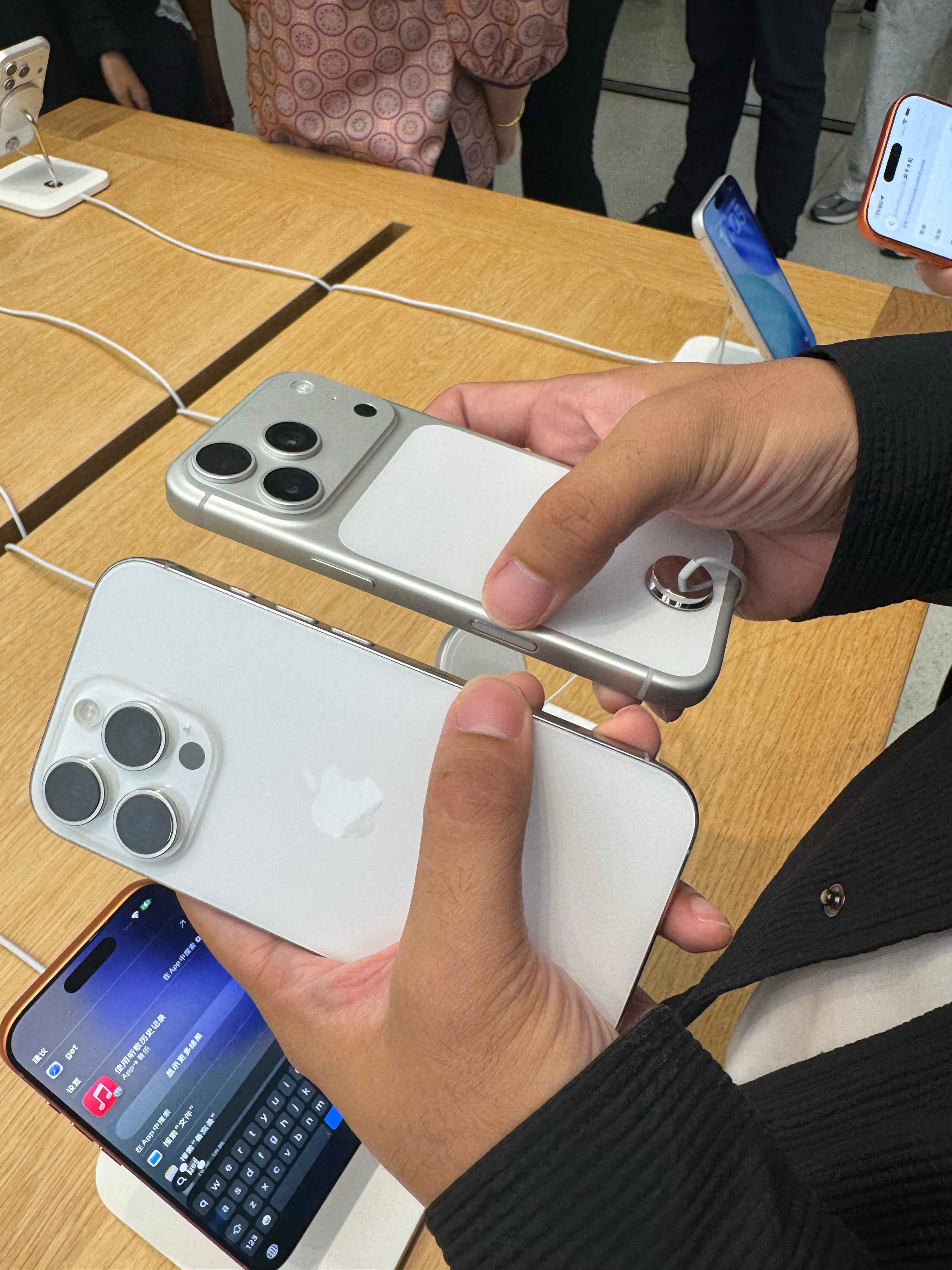 不纠结了，今年还是17Pro线下摸了iPhone17Pro，虽然比iPhone1