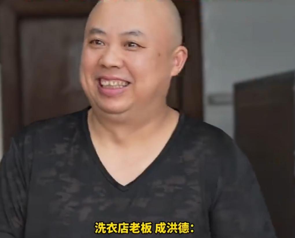 近日，佛山市南海区九江镇洁净洗衣中心店主成洪德，在分拣待洗衣物时遇到一件"意外事