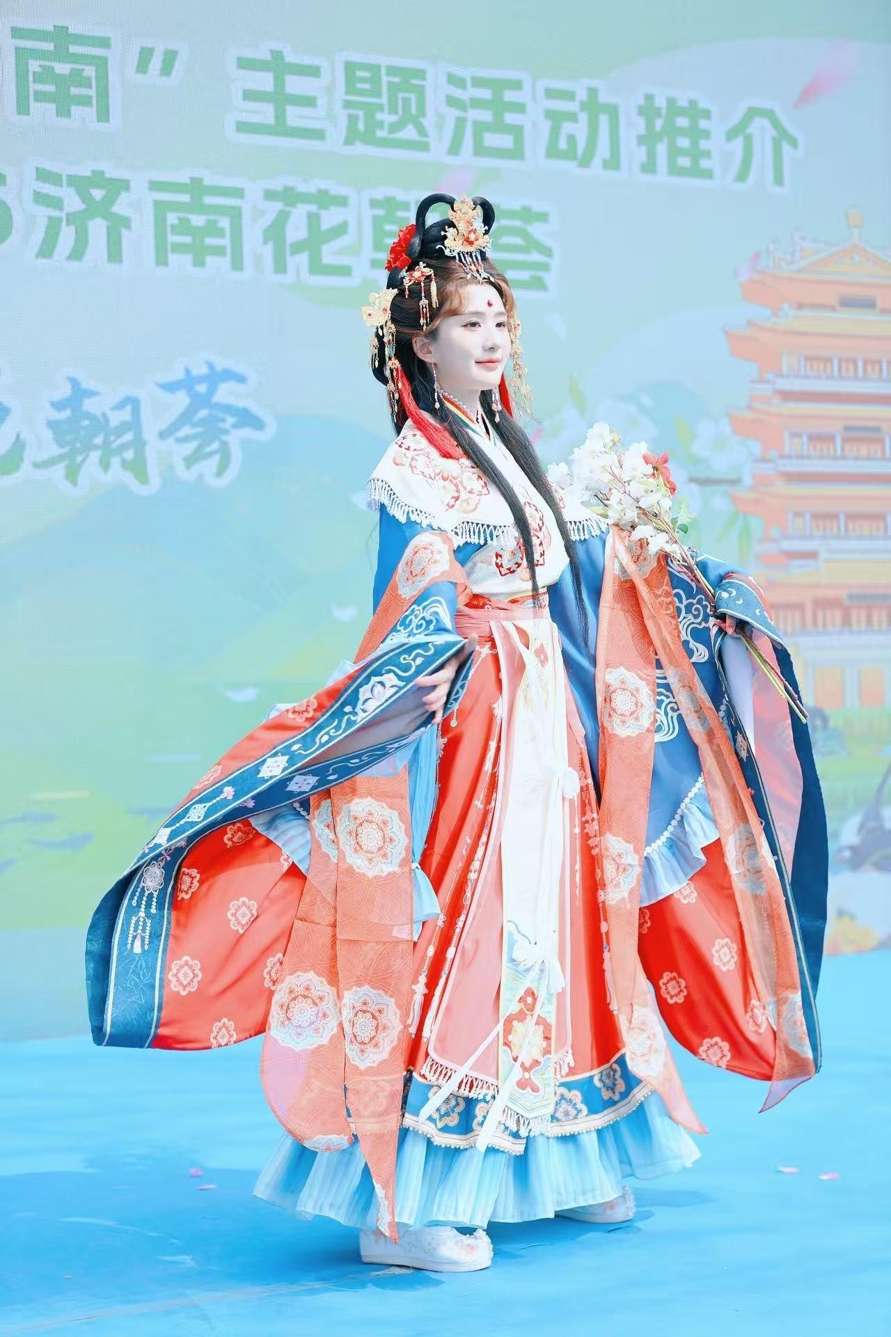 3月28日，春游花朝·2026济南花朝荟“芙蓉花神”扮演者表示，“今天特别开心，