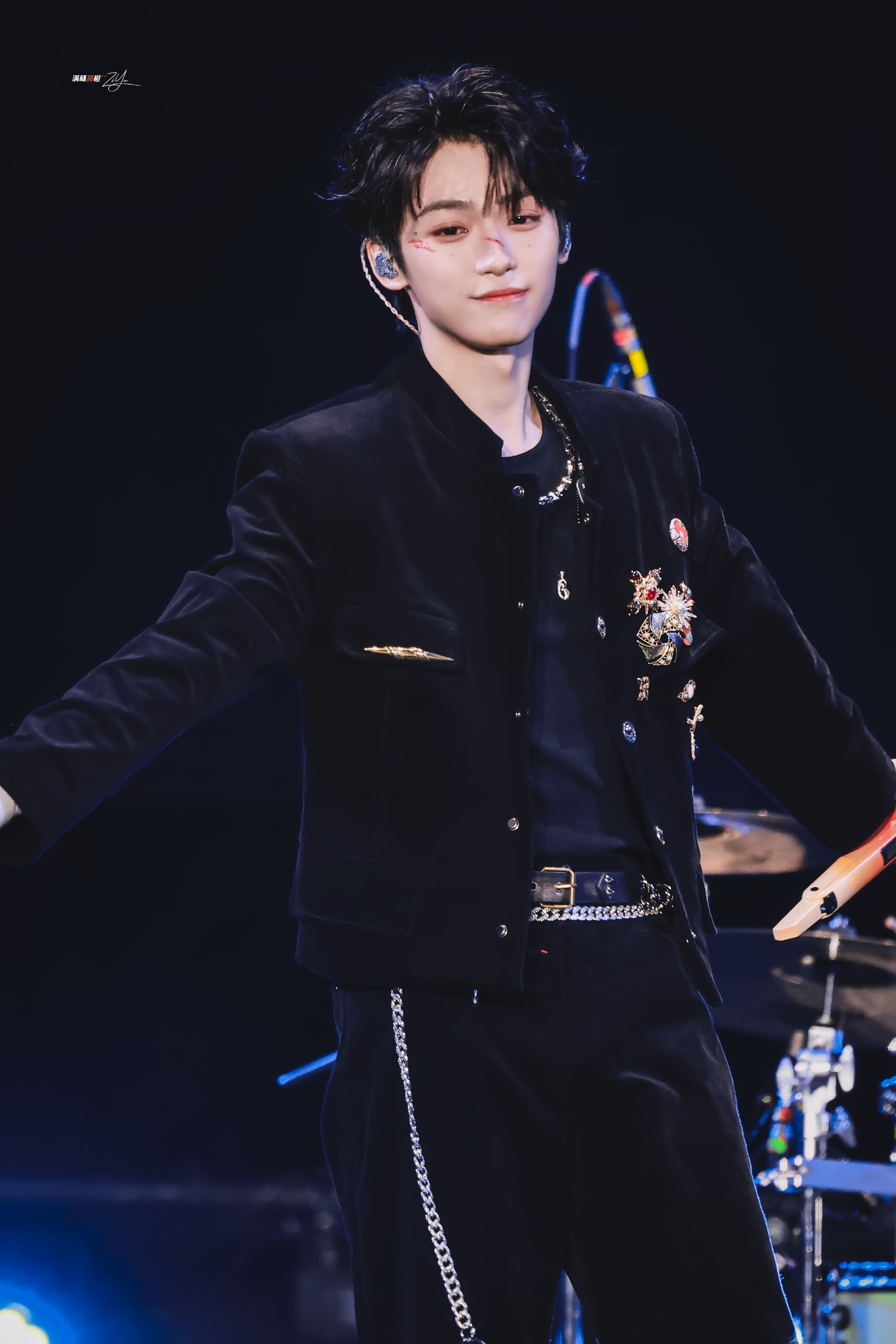 🔮 “我喜欢你，所以希望你被簇拥包围，所以你走的路要繁花盛开，要人声鼎沸。”