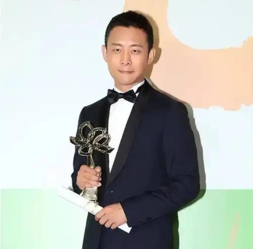 张译：以息影为约，敬一场蝴蝶的生死重逢

颁奖台镁光灯骤亮，他本应接住顶流荣光，