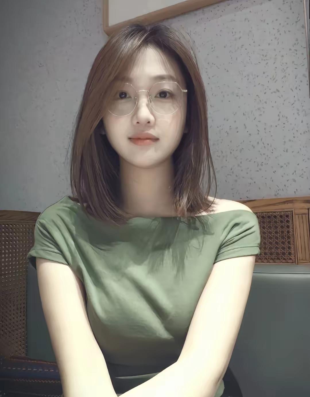 这女孩在征婚，有兴趣的可以联系[比心]