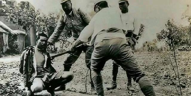 1939年涞源，日军中尉森秀武被村民用削尖木桩从肛门贯穿，倒挂在村口老槐树上。围