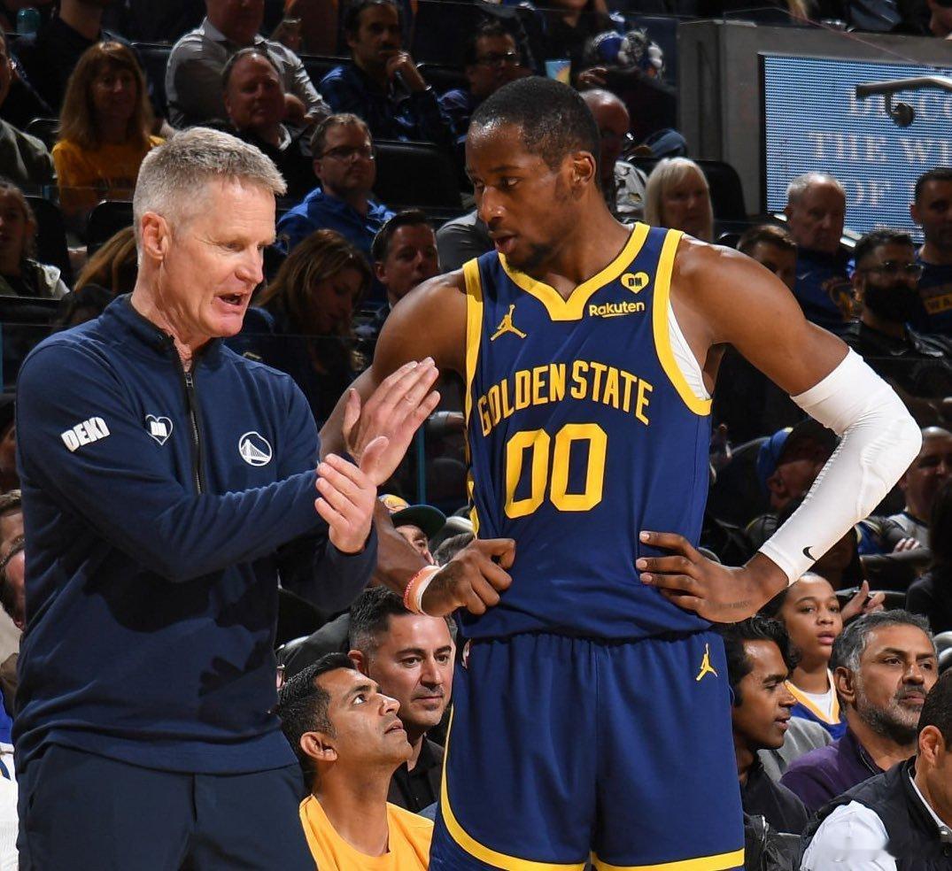 据安东尼·斯莱特报道，乔纳森·库明加身边人在勇士队的“家属休息室”拿了过多的食物