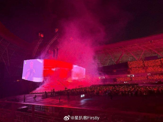 今天汪苏泷演唱会起了好大的雾汪苏泷给宝宝送点雾一句句趣味调侃，让整场演唱会欢乐气