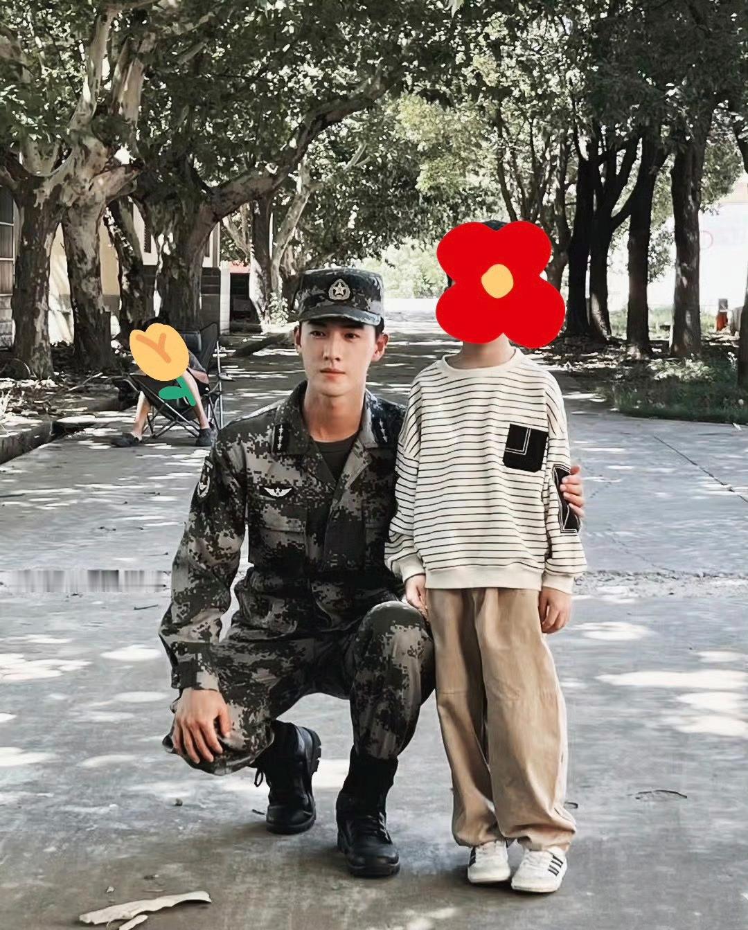 哇，捡到李昀锐一张照片，好正的兵哥哥 