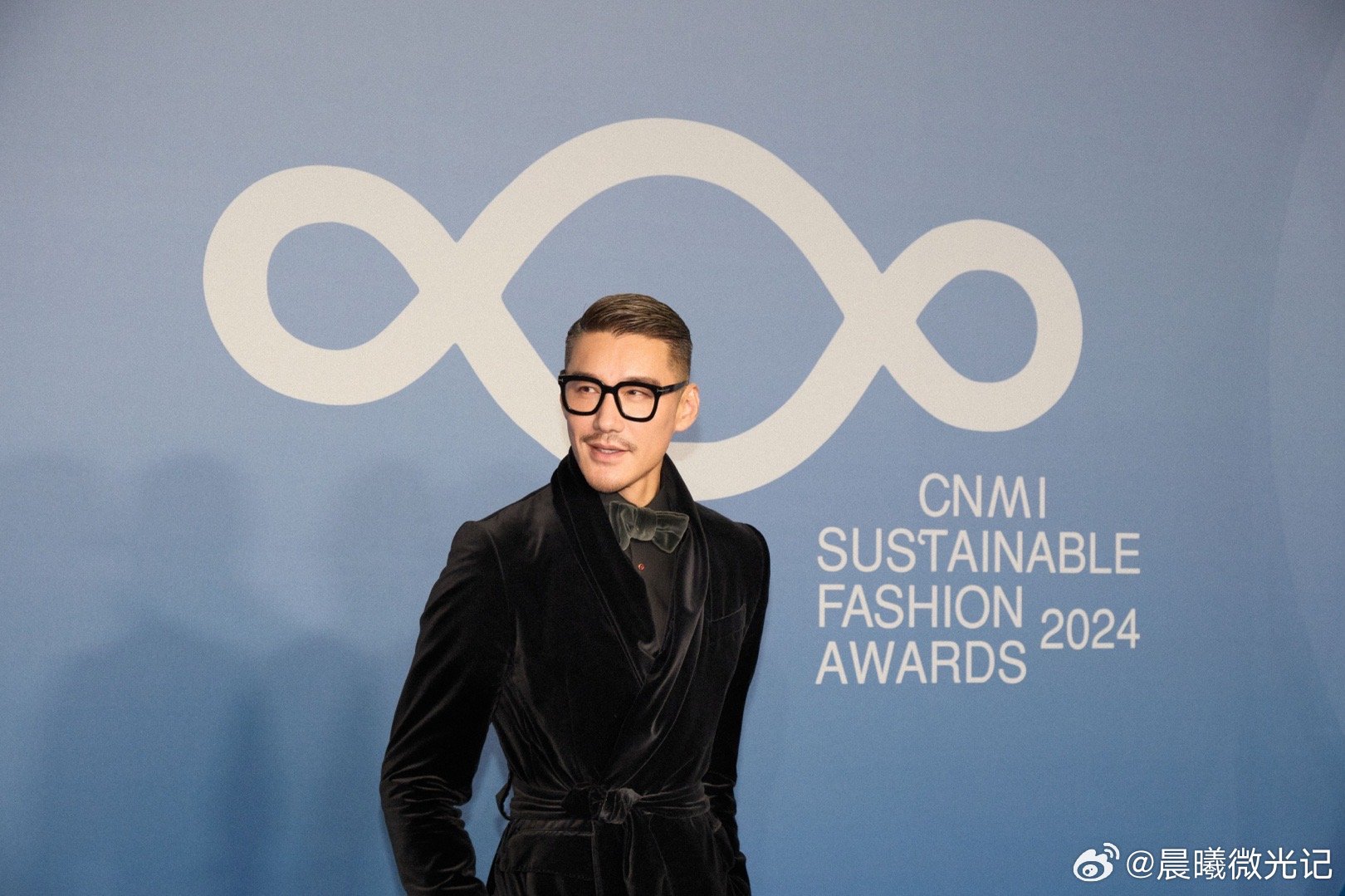 胡兵给阿布扎比上点东方震撼 当胡兵身披香云纱踏入阿布扎比沙漠，东方气韵便为这片沙