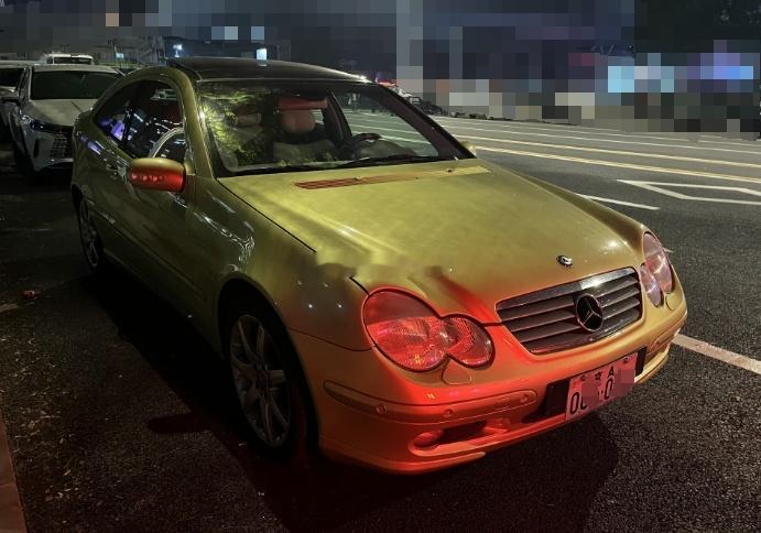奔驰小跑~~~当年的个性化车牌还能见到也是不容易！！！都是历史的记忆了~~~ 海