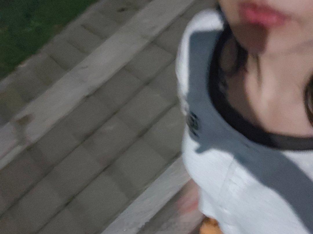 打雷天就不要在外面乱走啦赶紧回家闪电好亮