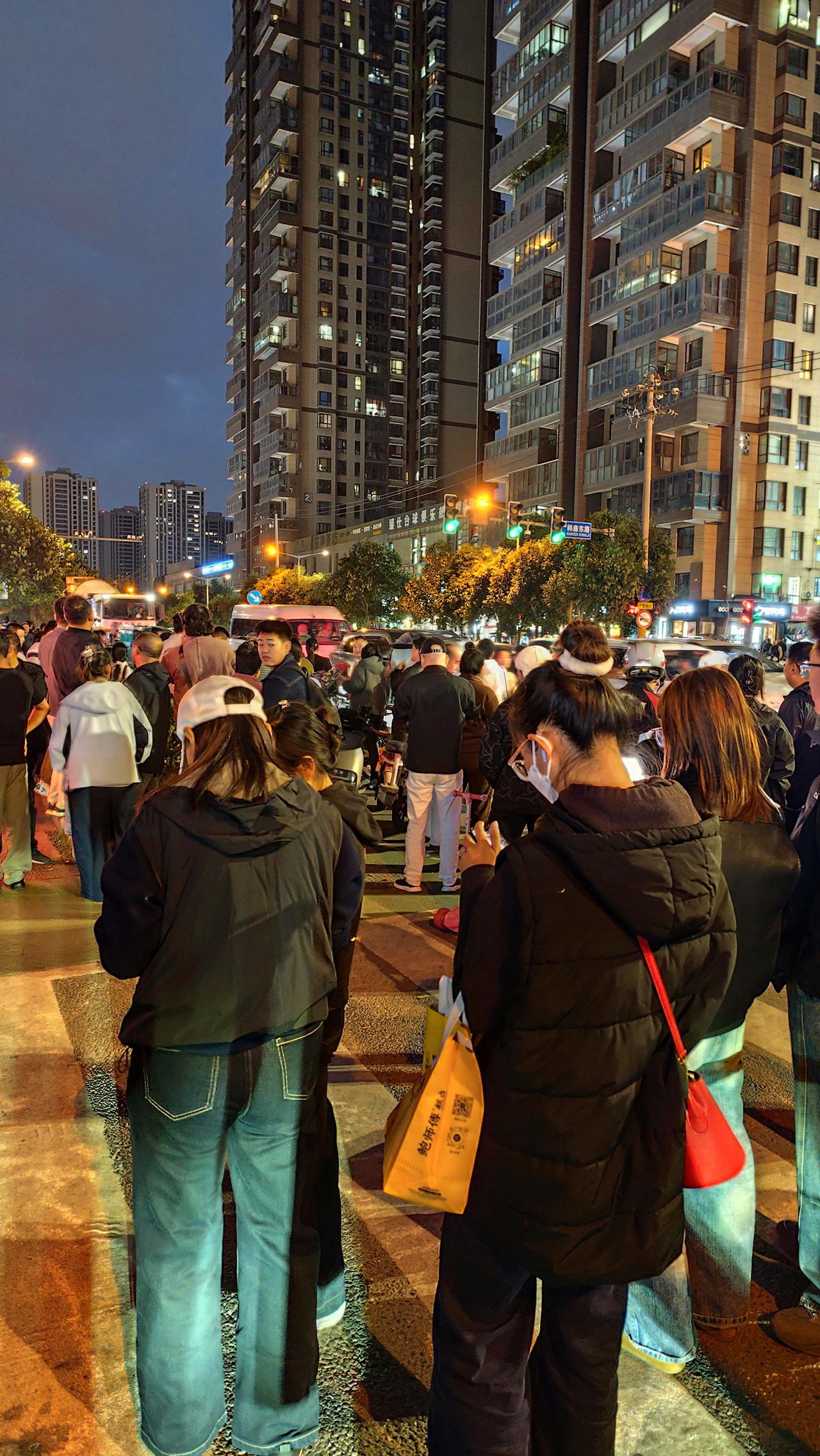 【队排得看不到头，阿达西馕饼摊客流量暴涨】凌晨收摊时队伍还没散，有人下午3点就来