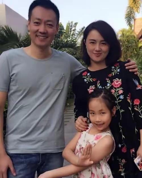 朱媛媛去世5个月后，辛柏青终于现身了。
今年5月，著名演员朱媛媛突然去世，令所有