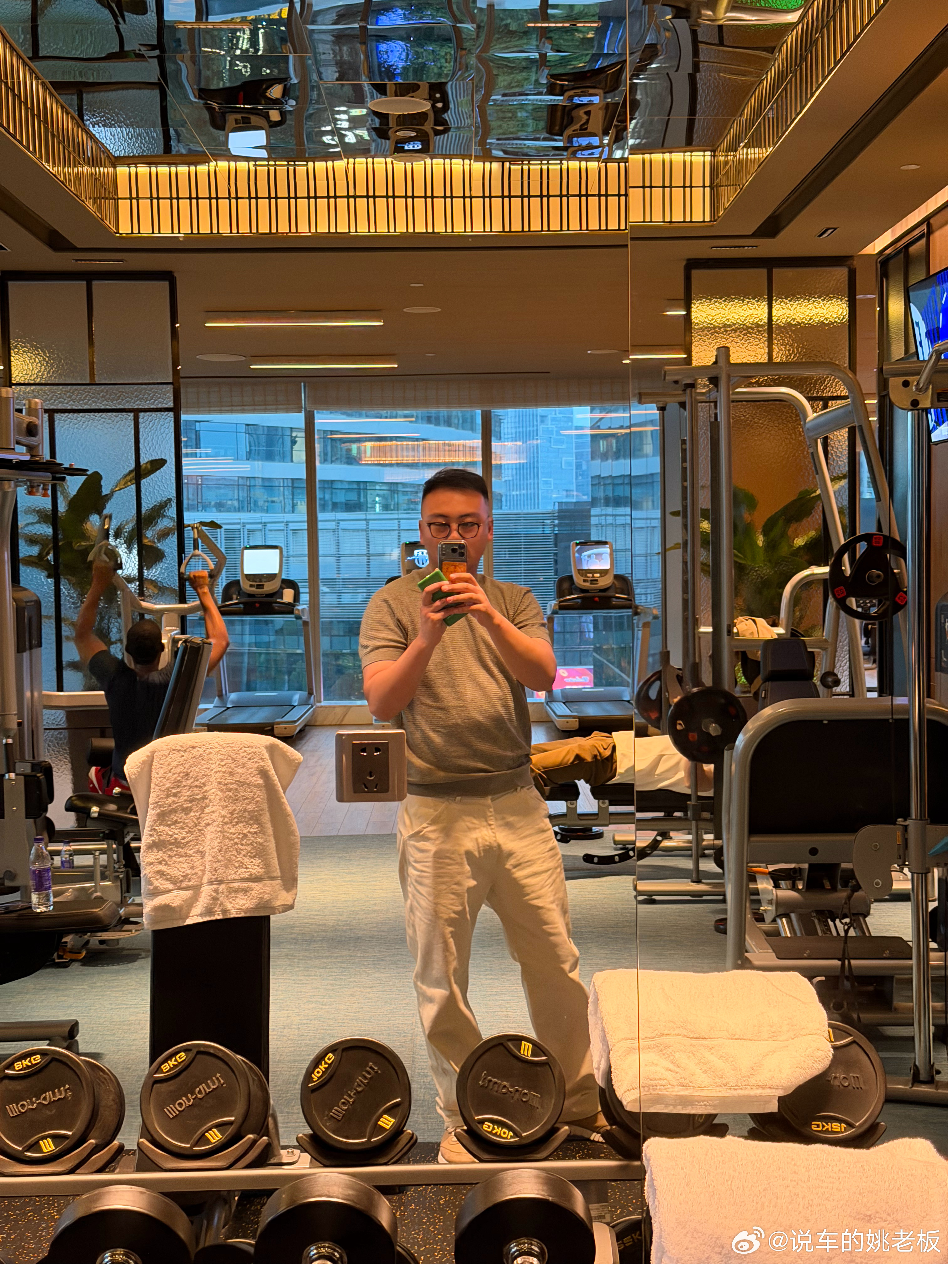 今日份广州塔下健身 撸铁  跟姚老板混一天吃9顿