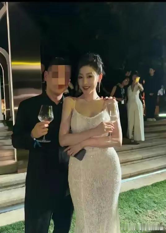 张天爱跟素人合影，胯真的好宽，大宅院似的​​​