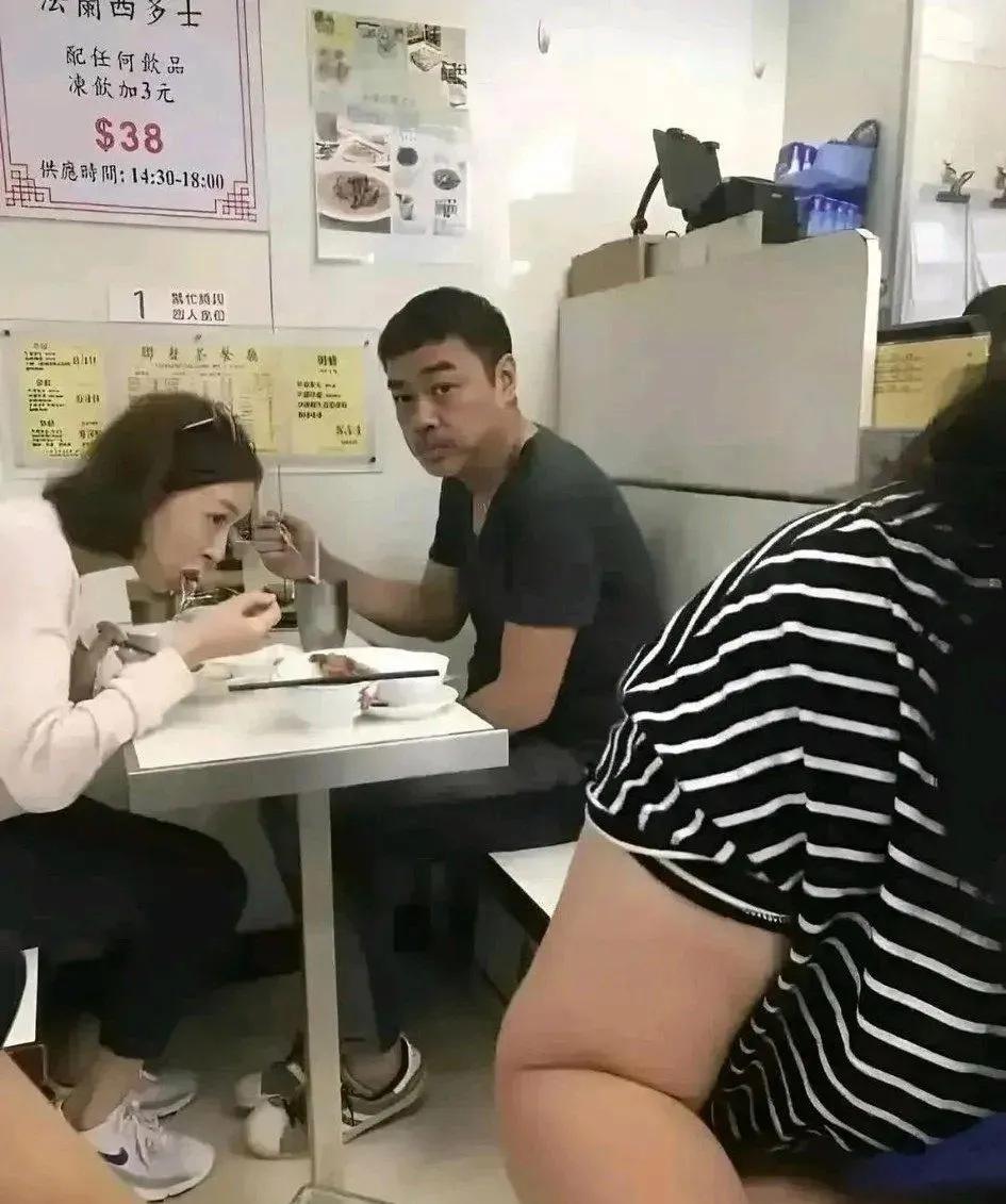 在香港，没有明星把自己当做明星，而在大陆，保镖少一个都觉得没排面！
香港明星从来