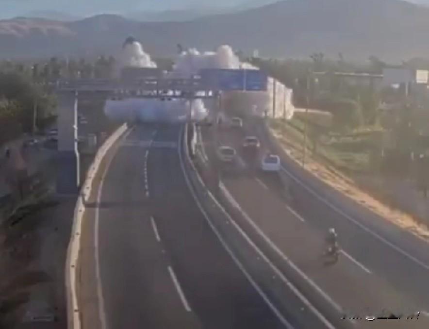 利智油罐车爆炸恐怖一幕，数辆汽车，还有一名自行车手瞬间被烈火吞没，人间炼狱，莫过