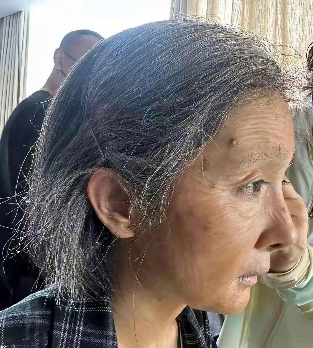 杨幂这个老人装真的震惊到我了。化妆师可真牛呀！ 