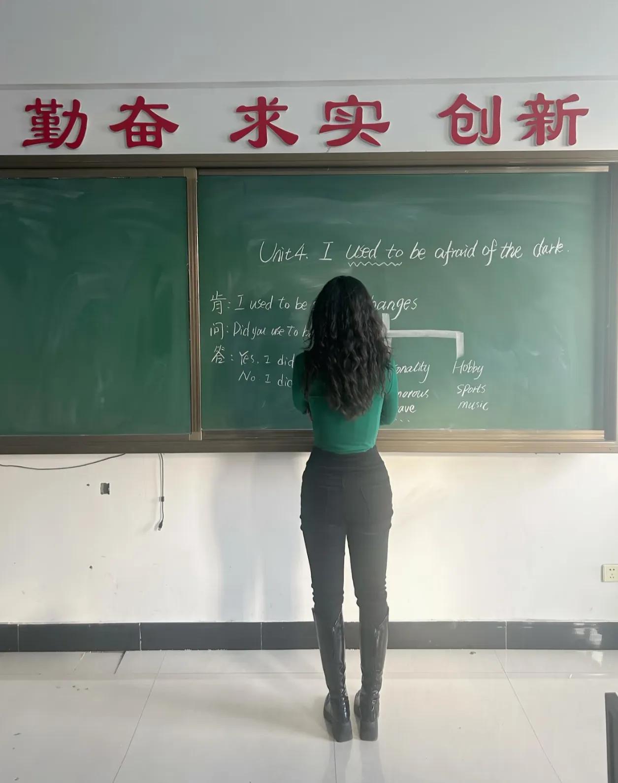 教师职称早已变味！
 
一线教师直言：越评越寒心，越评越躺平
 
如今的教师职称